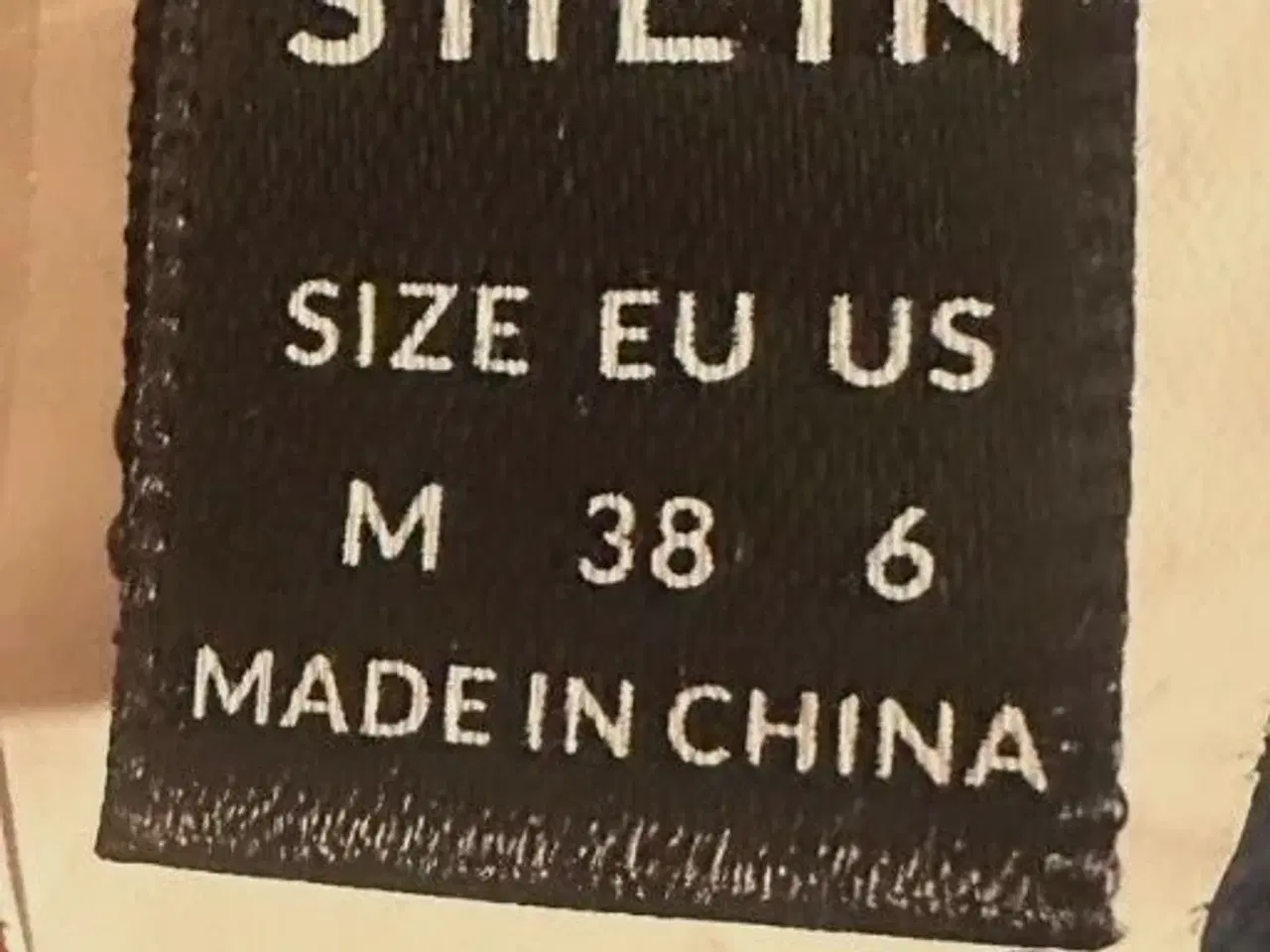 Billede 3 - Smuk blå bluse med fine blondedetaljer