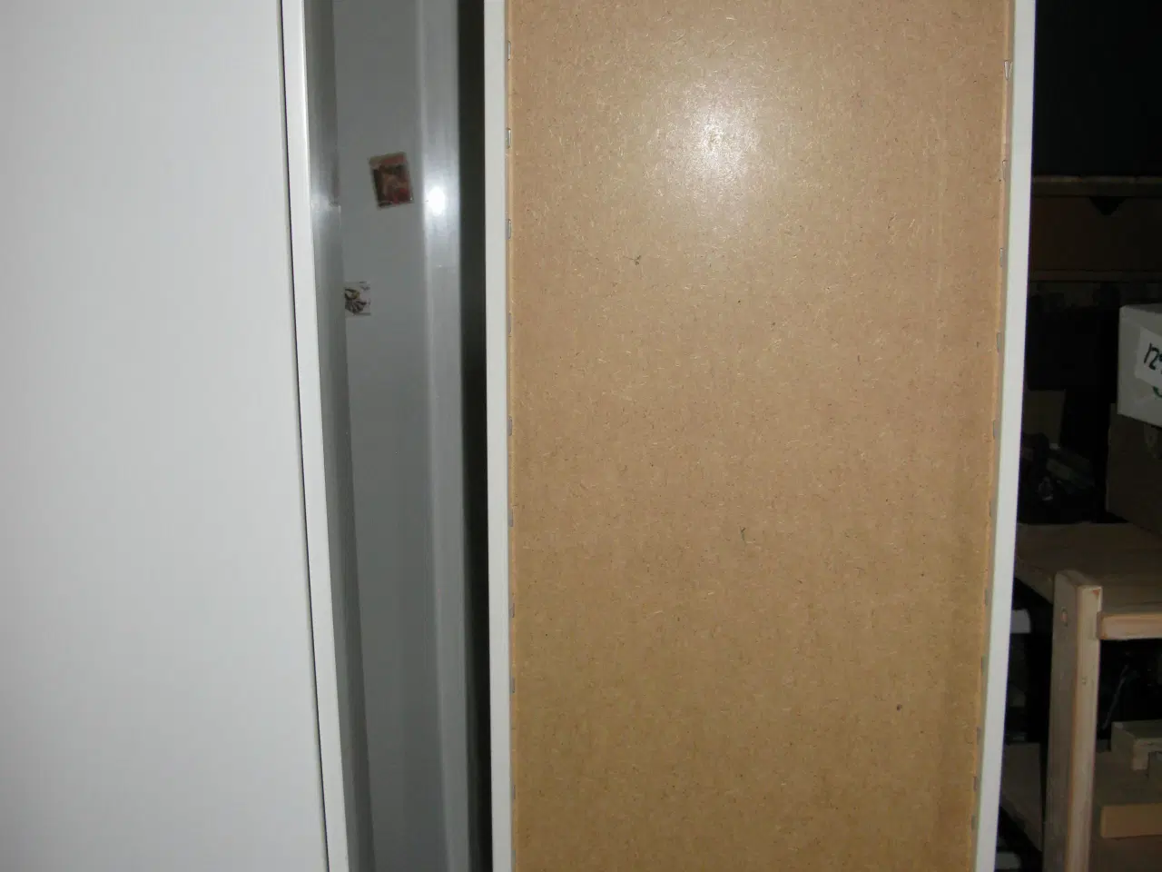 Billede 3 - 2 stk hvidlakerede væghængte skabe.