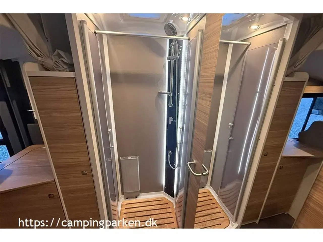 Billede 15 - 2026 - Dethleffs Den ultimative helårsbolig med loungesiddegruppe og gourmetkøkken