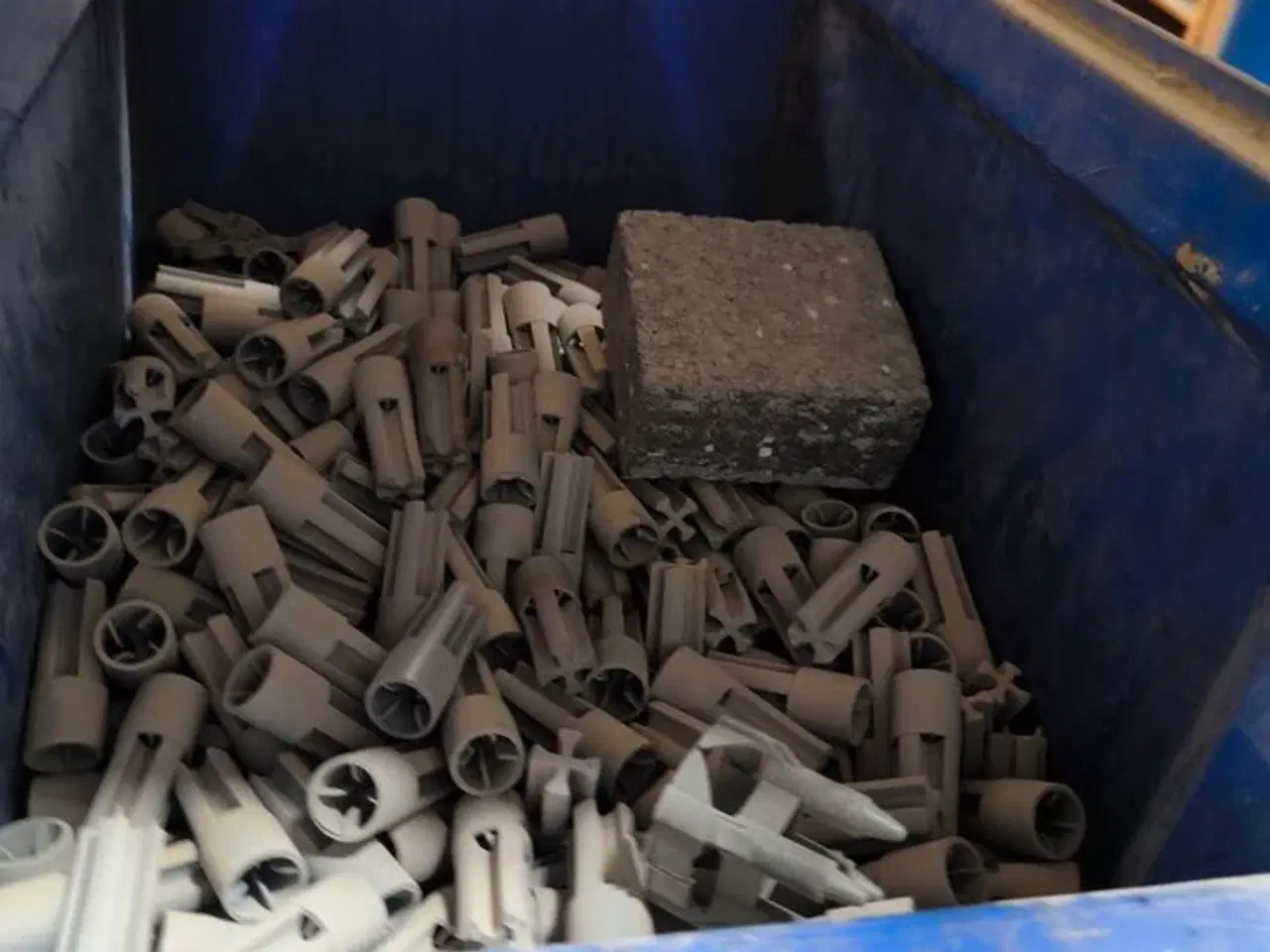 Billede 7 - Indhold på reol (venstre fag)