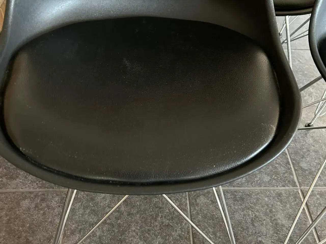 Billede 2 - 8 stk. spisebordsstole, sorte med nyt læderbetræk