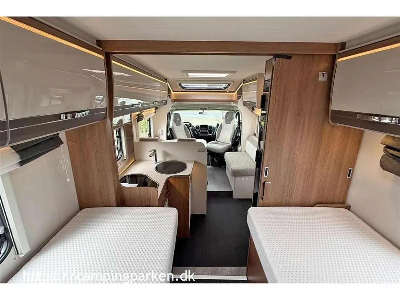 Billede 12 - 2022 - Dethleffs Trend T 7017 EB   Lave enkeltsenge og stort toiletrum i bagenden med brusekabine, 140hk, Euro6 motor