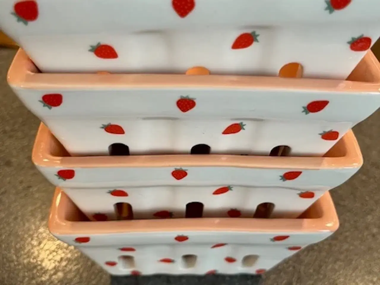 Billede 1 - Charmerende Jordbær-keramikskåle (4 stk.)