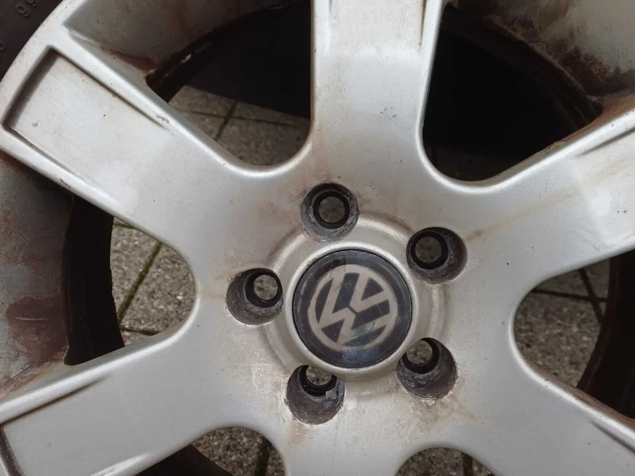 Billede 4 - VW Alufælge med dæk 5x100