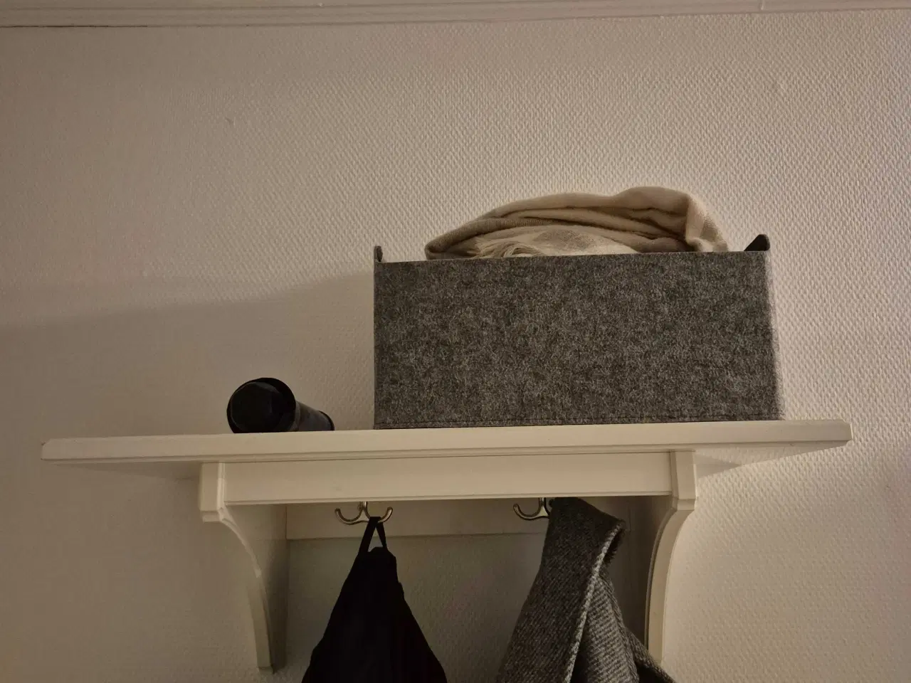 Billede 1 - Hvid IKEA hemnes hattehylde med knager