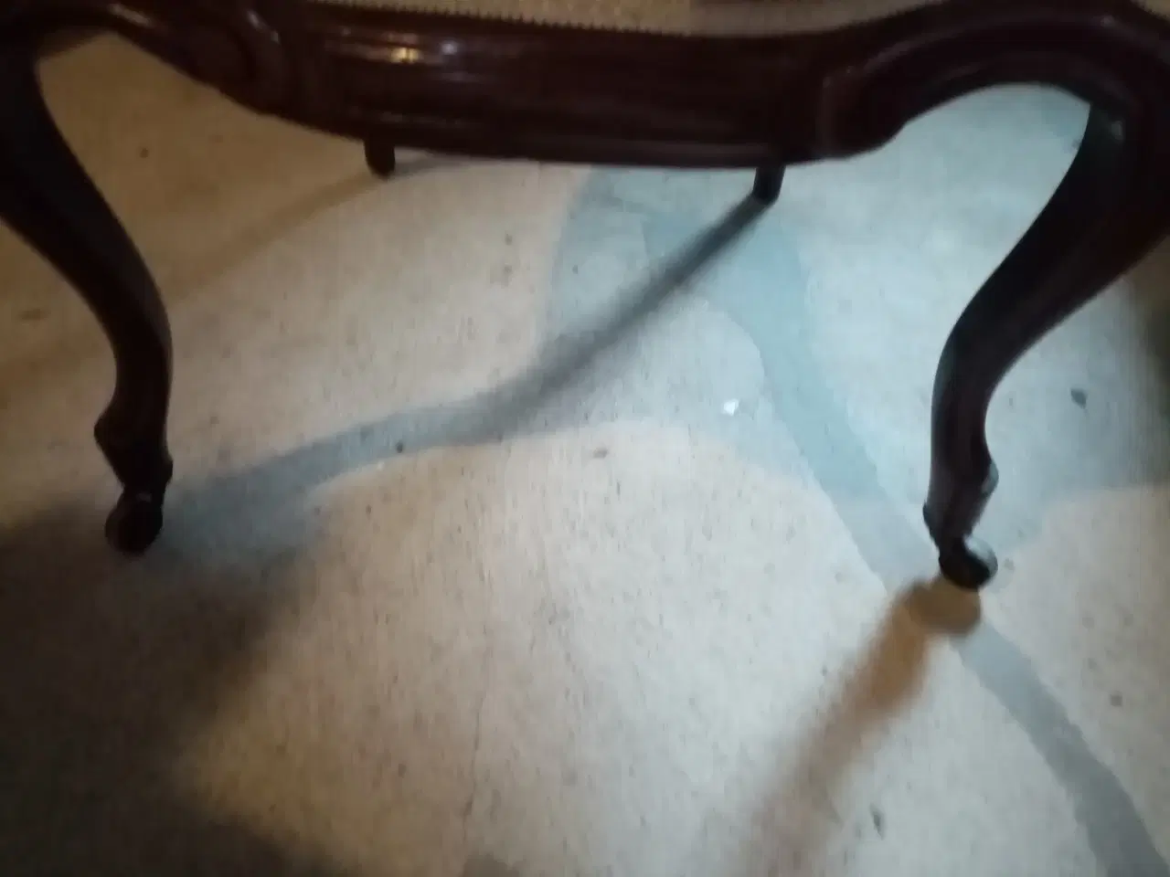 Billede 2 - Lyserød Stol med hjul på de forreste ben