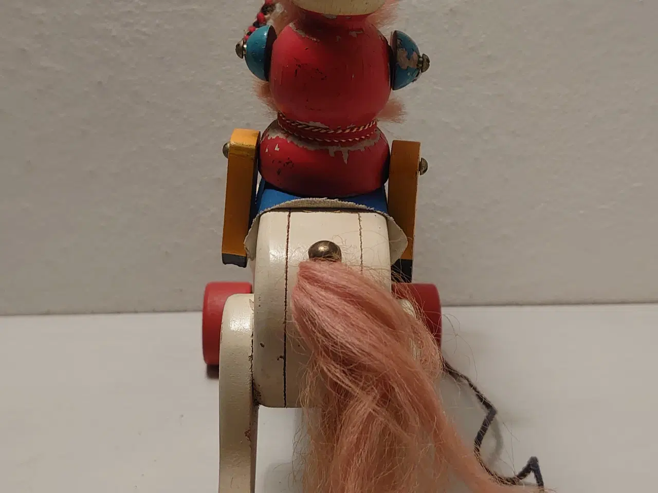 Billede 4 - Træhest med bevægelig garder ved træk.1950´erne