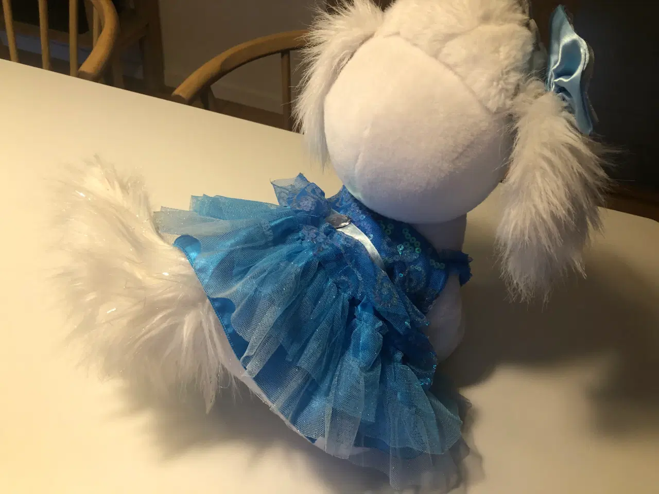 Billede 4 - Flot BuildABear bamse i hvid med blåt tøj