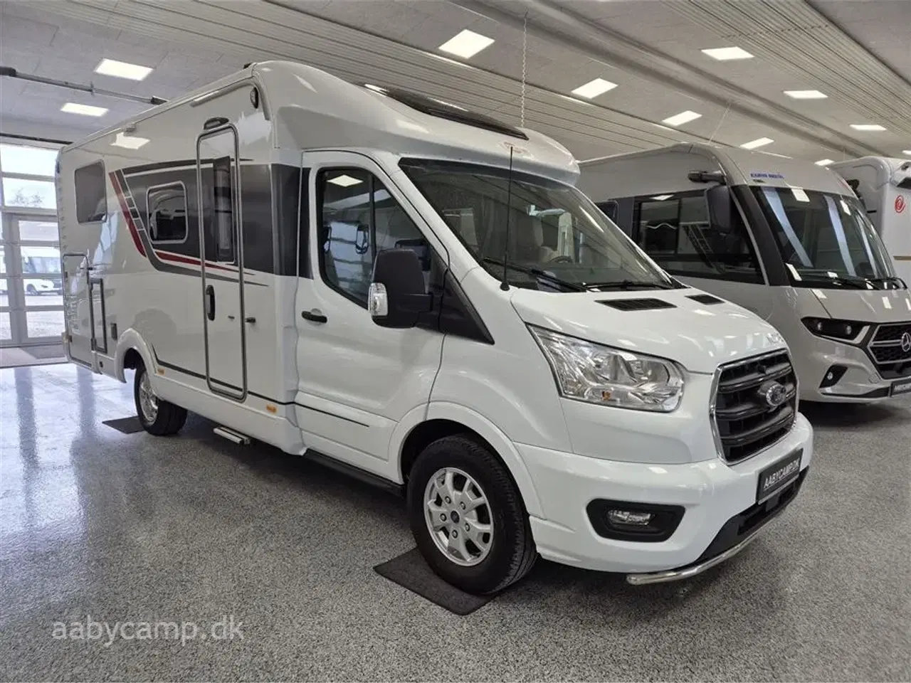 Billede 1 - 2023 - Bürstner Lineo T690 G   Automatgear. solcelle. 2x batterier. inverter. maxfann. Fyldegas. kompressor køleskab. Avara alarm system. anhængertræk. elektrisk indgangstrin.