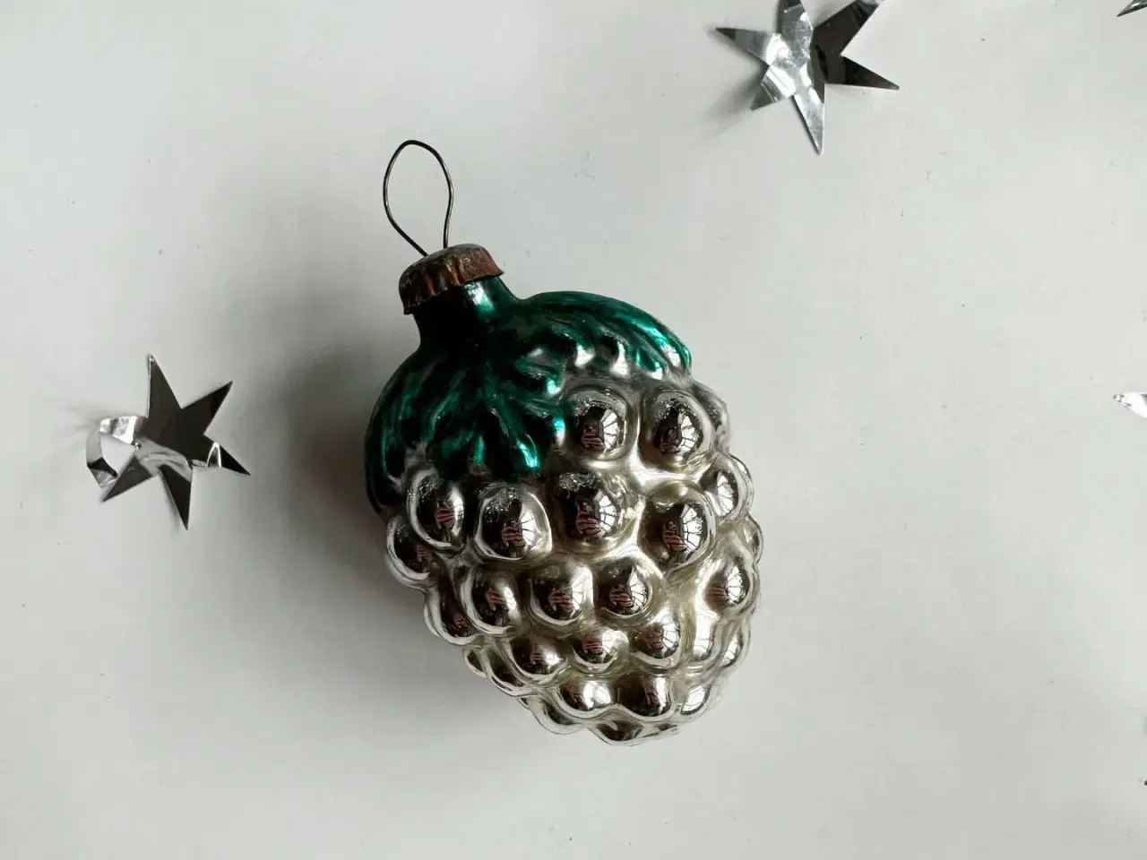 Billede 3 - Vintage julekugle, sølvdruer m grøn top, rund kappe