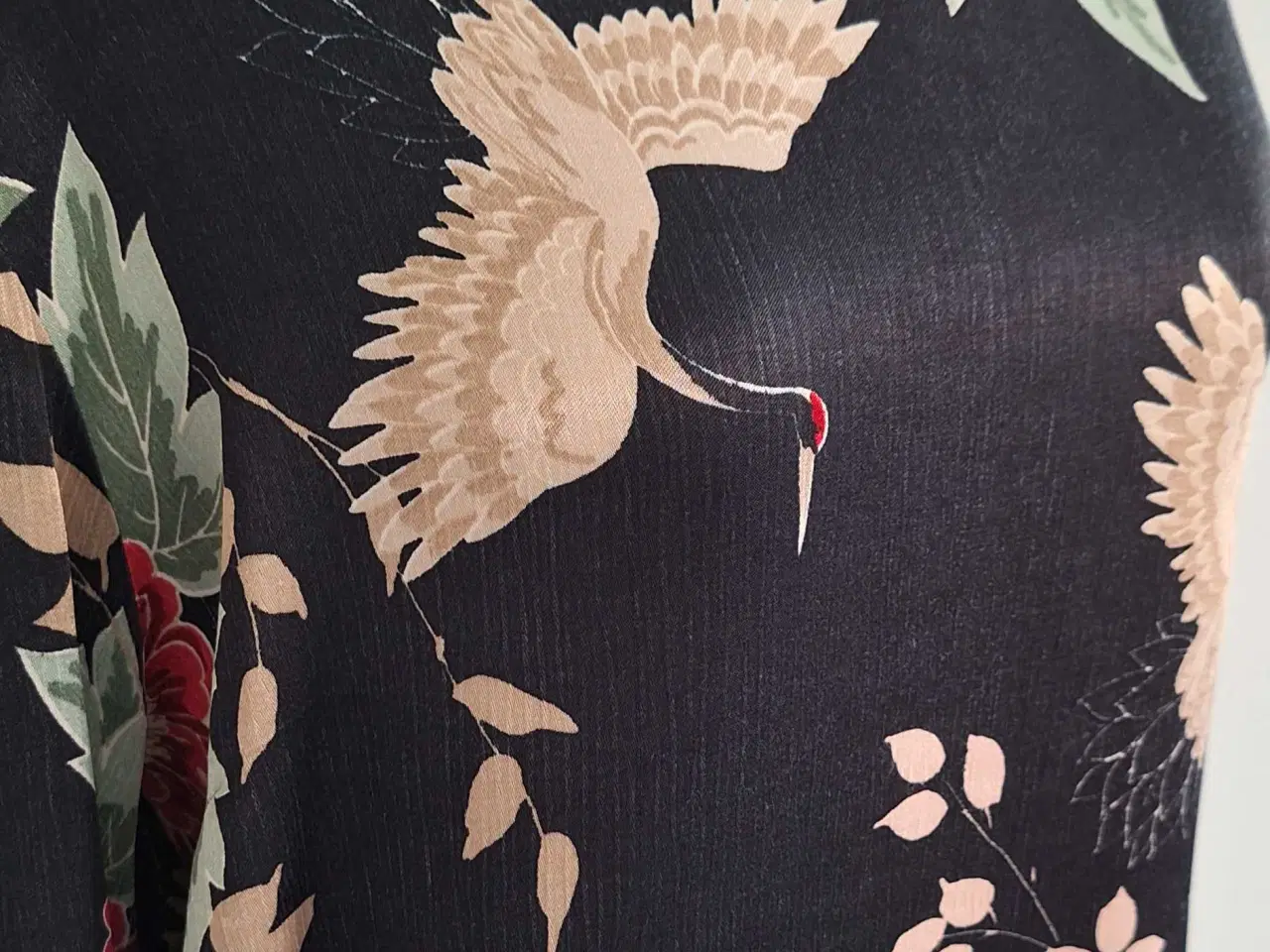 Billede 2 - Smuk bluse med traner og blomster