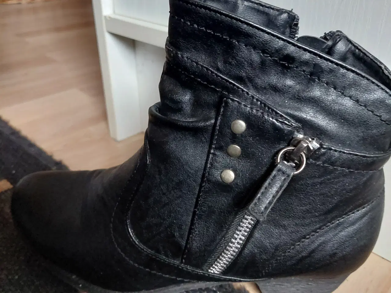 Billede 2 - Pæn Kort Støvle fra Luce str 38