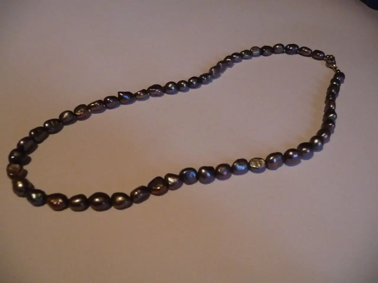Billede 4 - halskæde af natur perler 42 cm.