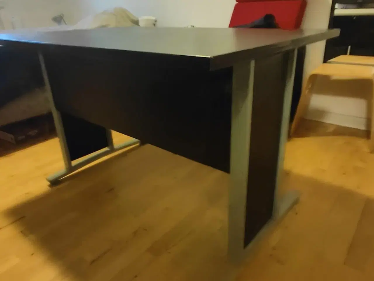 Billede 3 - Skrivebord/gamerbord inkl. ny kabelkanal på 70 cm