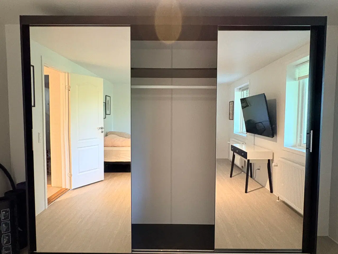 Billede 2 - Sia Garderobe med Spejl 250x215 cm