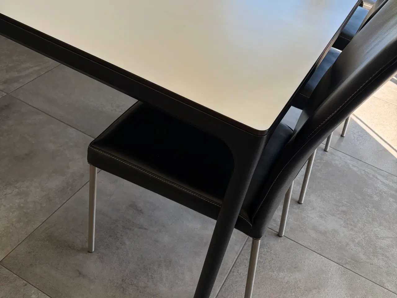 Billede 4 - Meget velholdt og flot spisebord 