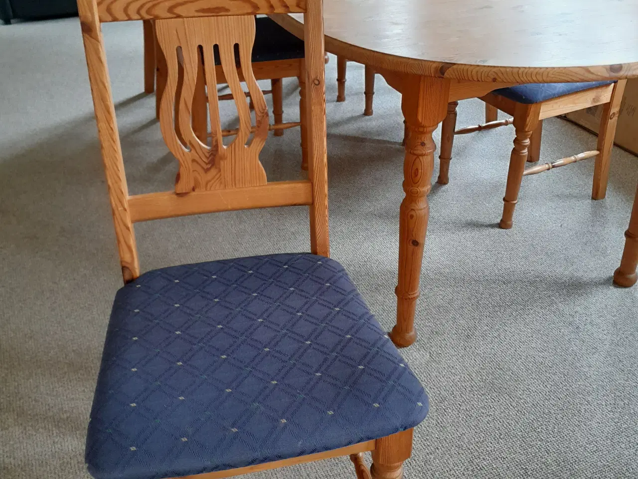 Billede 2 - Spisebord med 6 stole i massiv fyr