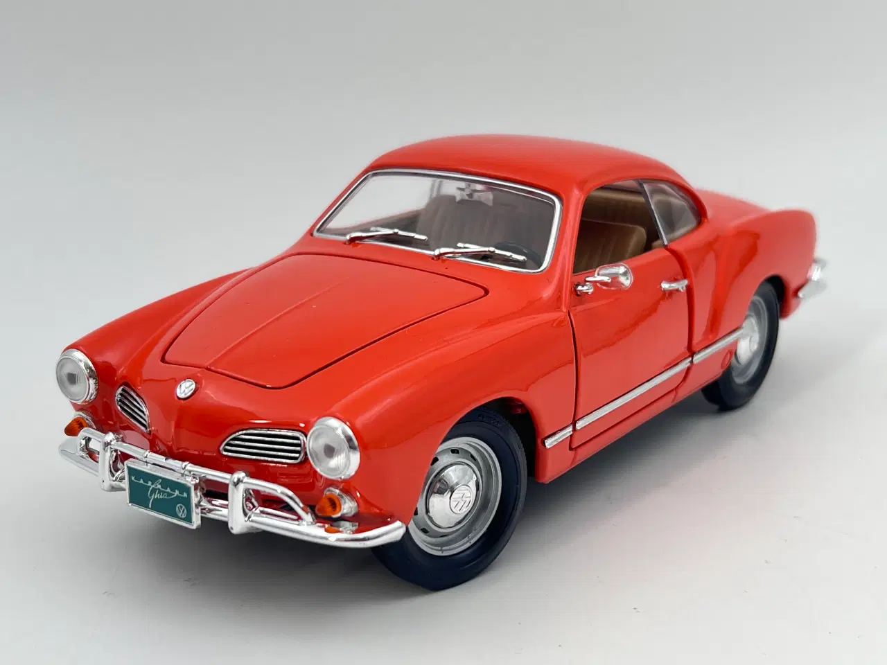 Billede 3 - 1966 VW Karmann Ghia - 1:18  Flot og detaljeret 