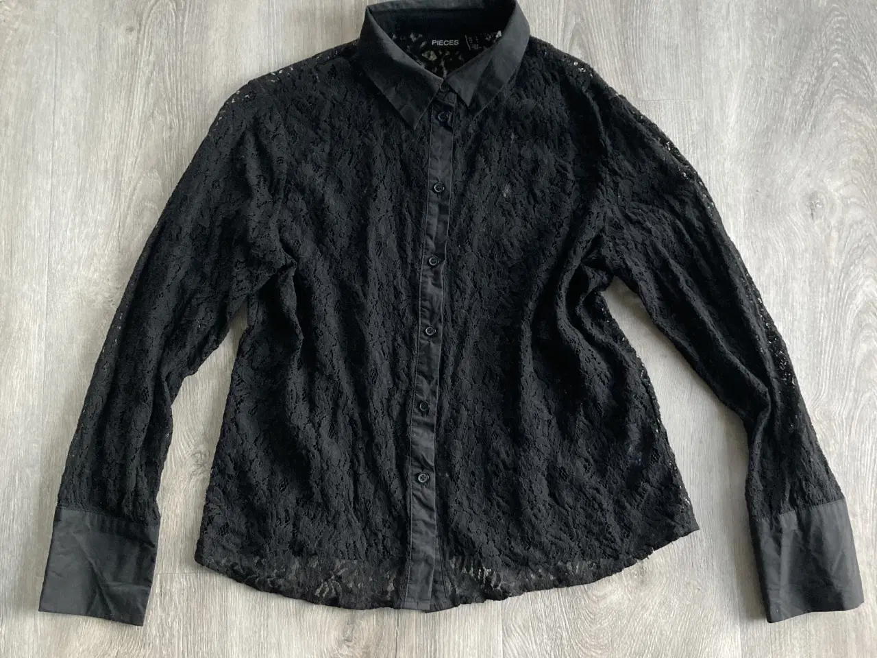 Billede 1 - Sort skjorte med blonder str. L