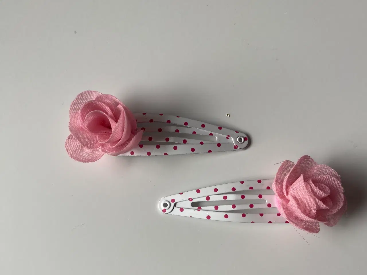 Billede 1 - 2 stk. spænder med blomster 