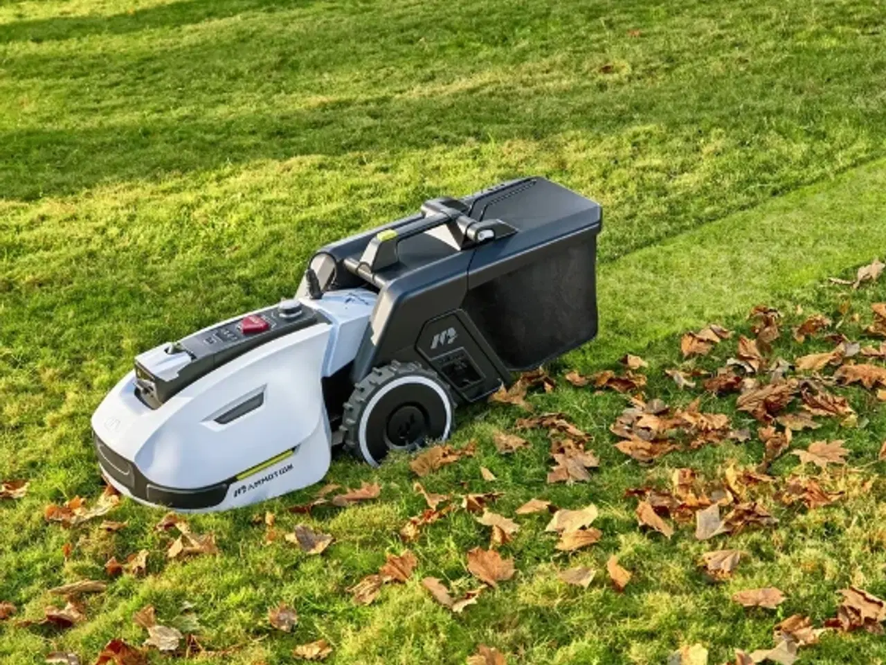 Billede 1 - GPS Robotplæneklipper med opsamler