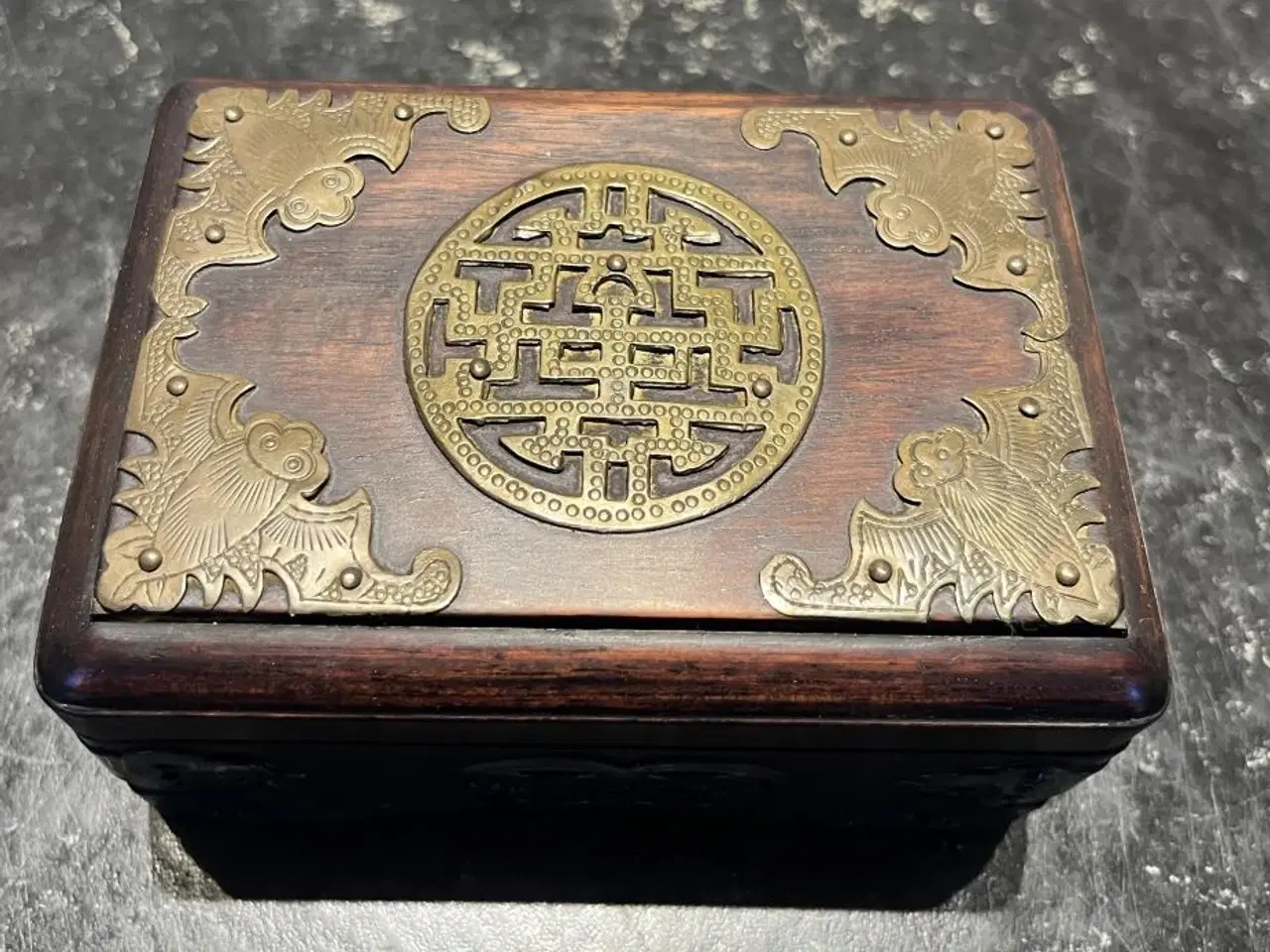 Billede 1 - Kinesisk træskrin m. mange messing beslag ,