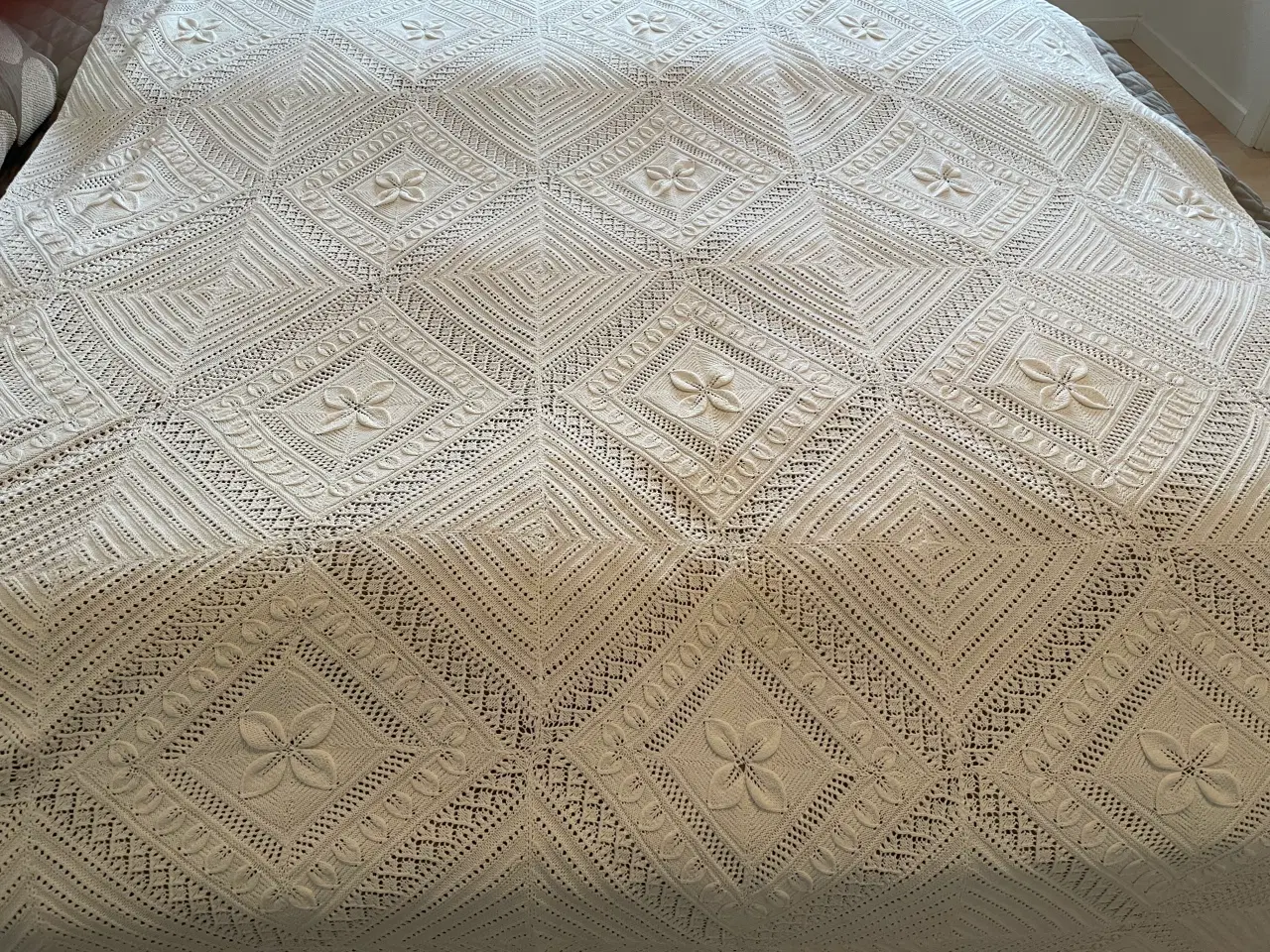 Billede 1 - 168 x 270 cm strikket sengetæppe