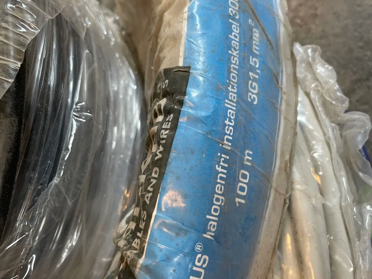 Billede 3 - Kabler, annoncen og pris er for alle tre stk.