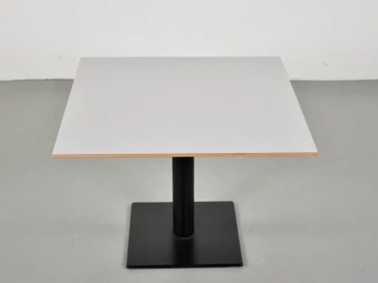 Billede 1 - Lavt cafebord fra zeta furniture med lysegrå plade og sort fod.