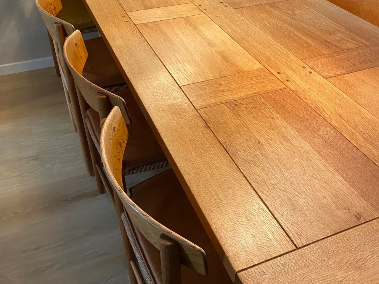 Billede 1 - Massiv egetræs spisebord samt J 39 stole