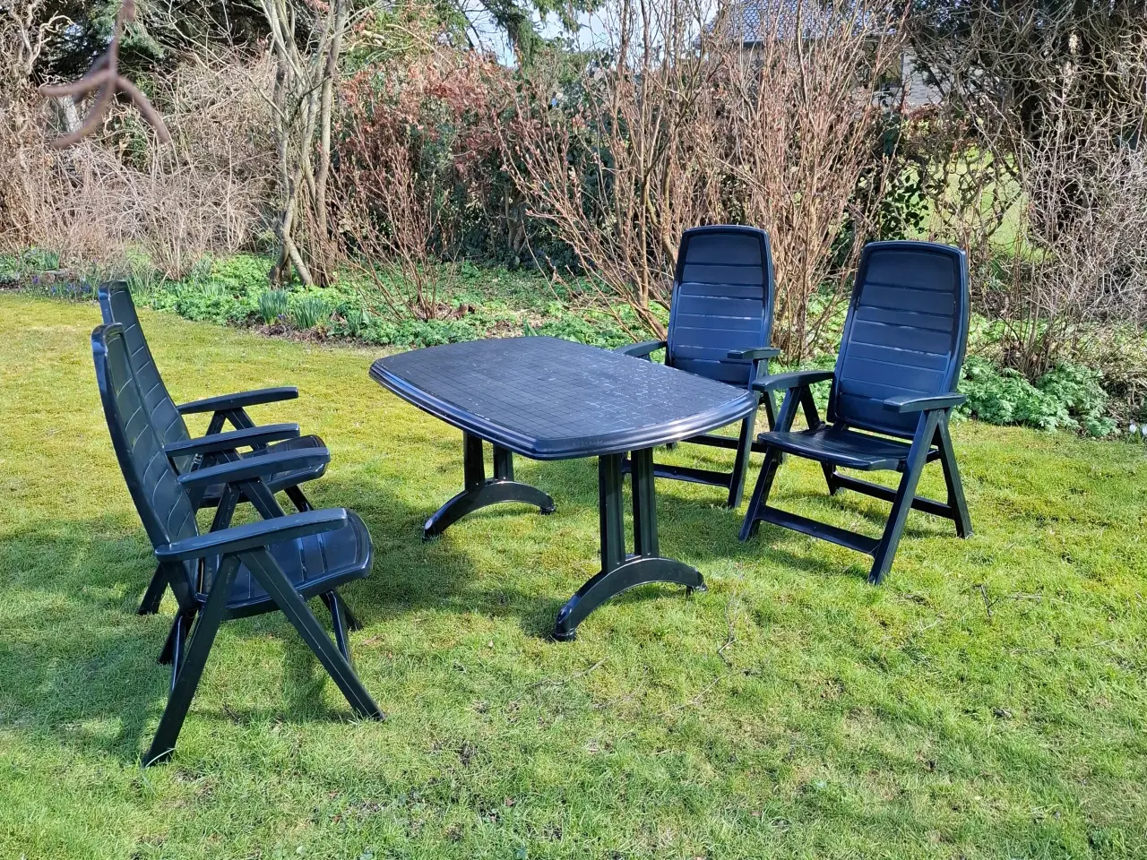 Billede 1 - Havemøbelsæt i mørkegrøn plast