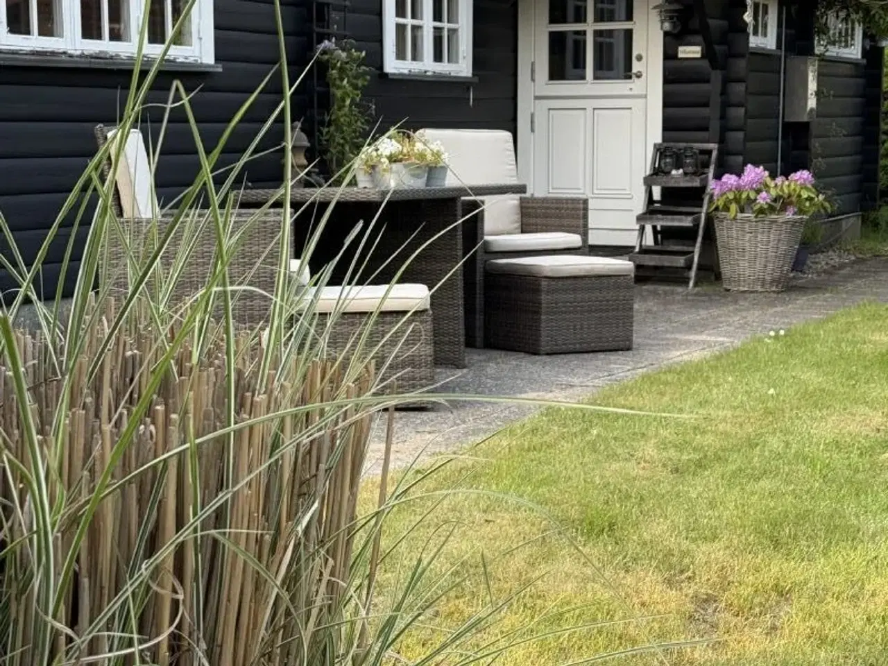 Billede 1 - Sk�nt og hyggeligt bj�lkesommerhus med sm�sten p� taget p� blind vej i hyggeligt sommerhusomr�de t�t ved b�rnevenlig strand og hyggelige Gilleleje