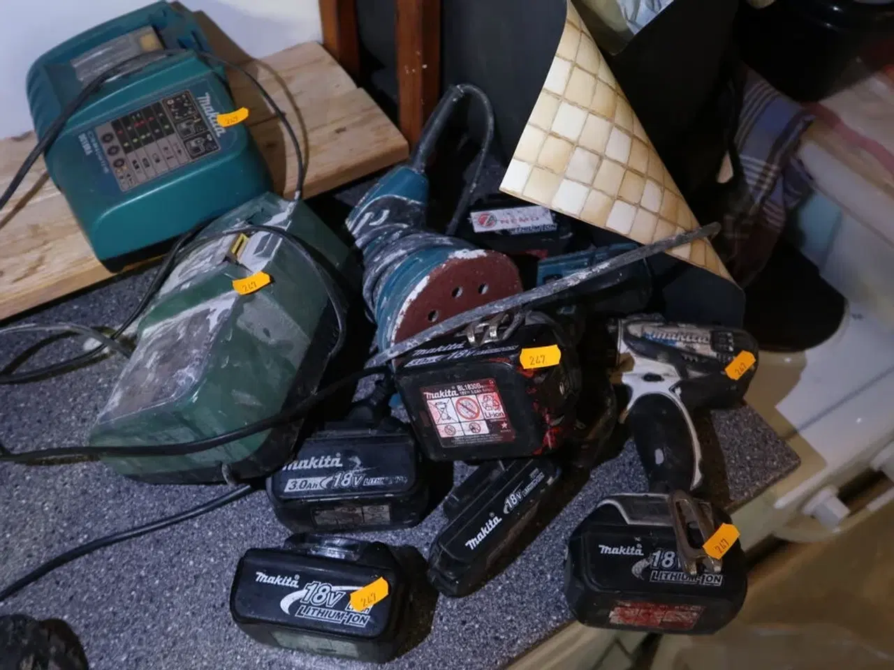Billede 2 - 2 stk. akku håndværktøj MAKITA med 6 stk. batterier og 2 stk. ladere m.m.