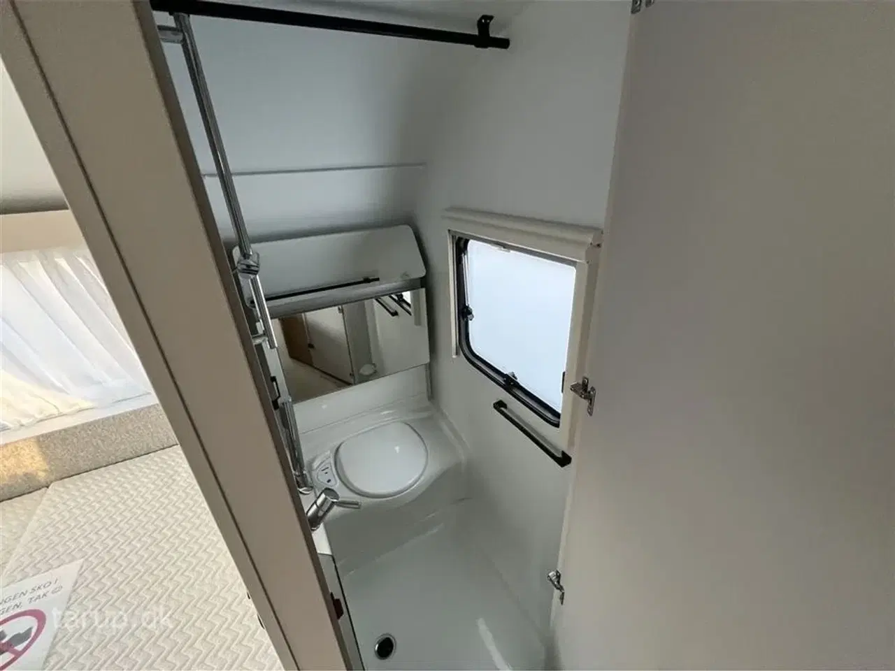 Billede 20 - 2026 - Adria Adora 613 PK Teen Køjesenge (3) og dobbeltseng, rund-siddegruppe og L-sidegruppe, SmartBox opbevaring, Truma Combi 6E, el-gulv-varme, 142 l. stort køleskab m/ frys