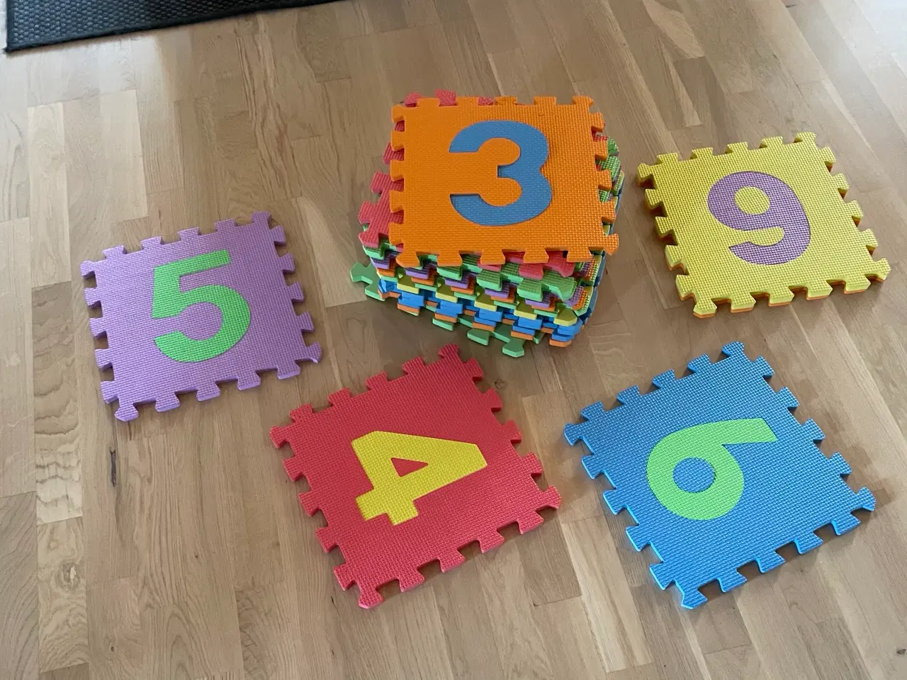 Billede 1 - Gulvpuslespil med tal.
