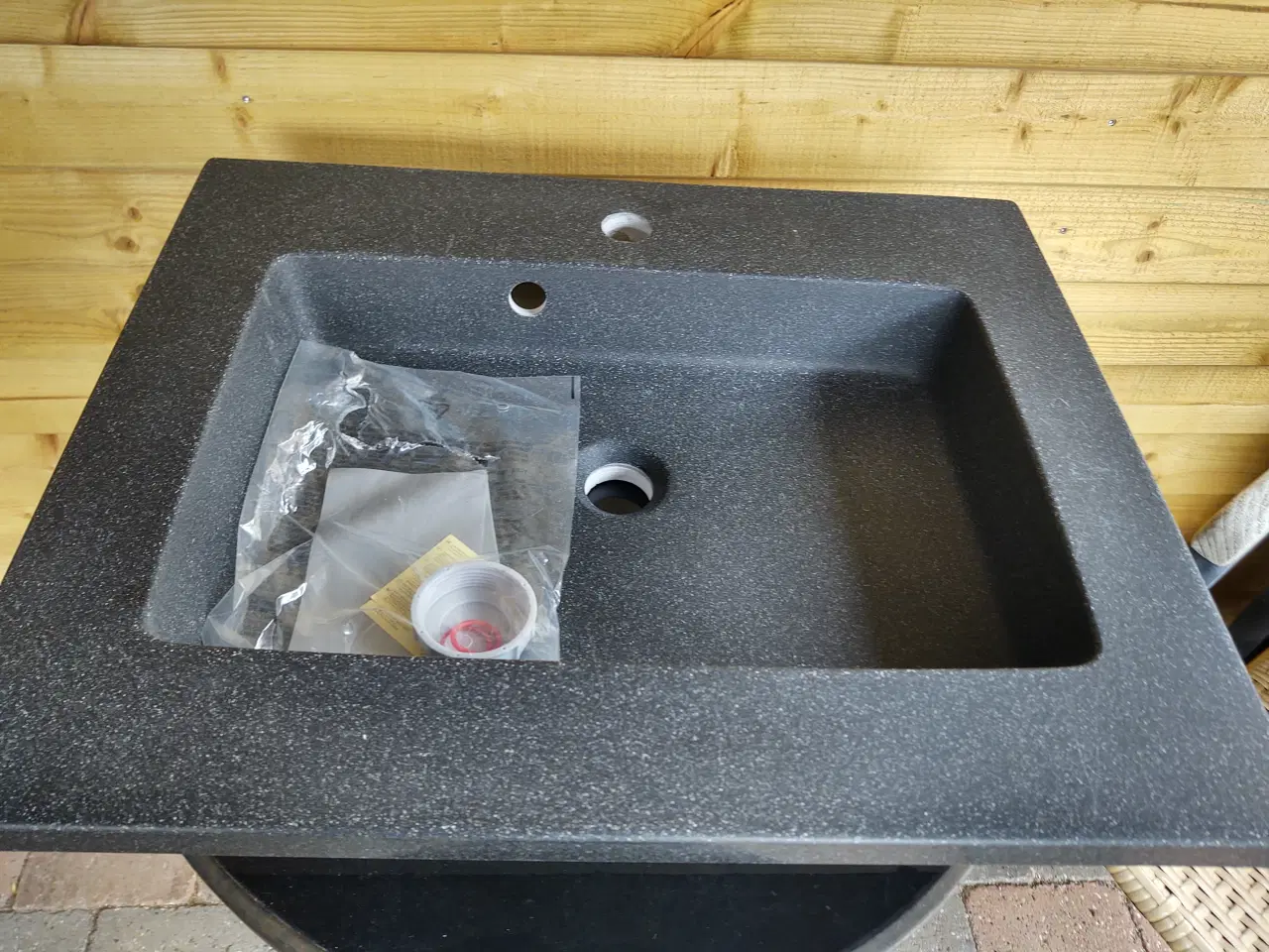 Billede 1 - Ny sort håndvask" komposit" med tilbehør