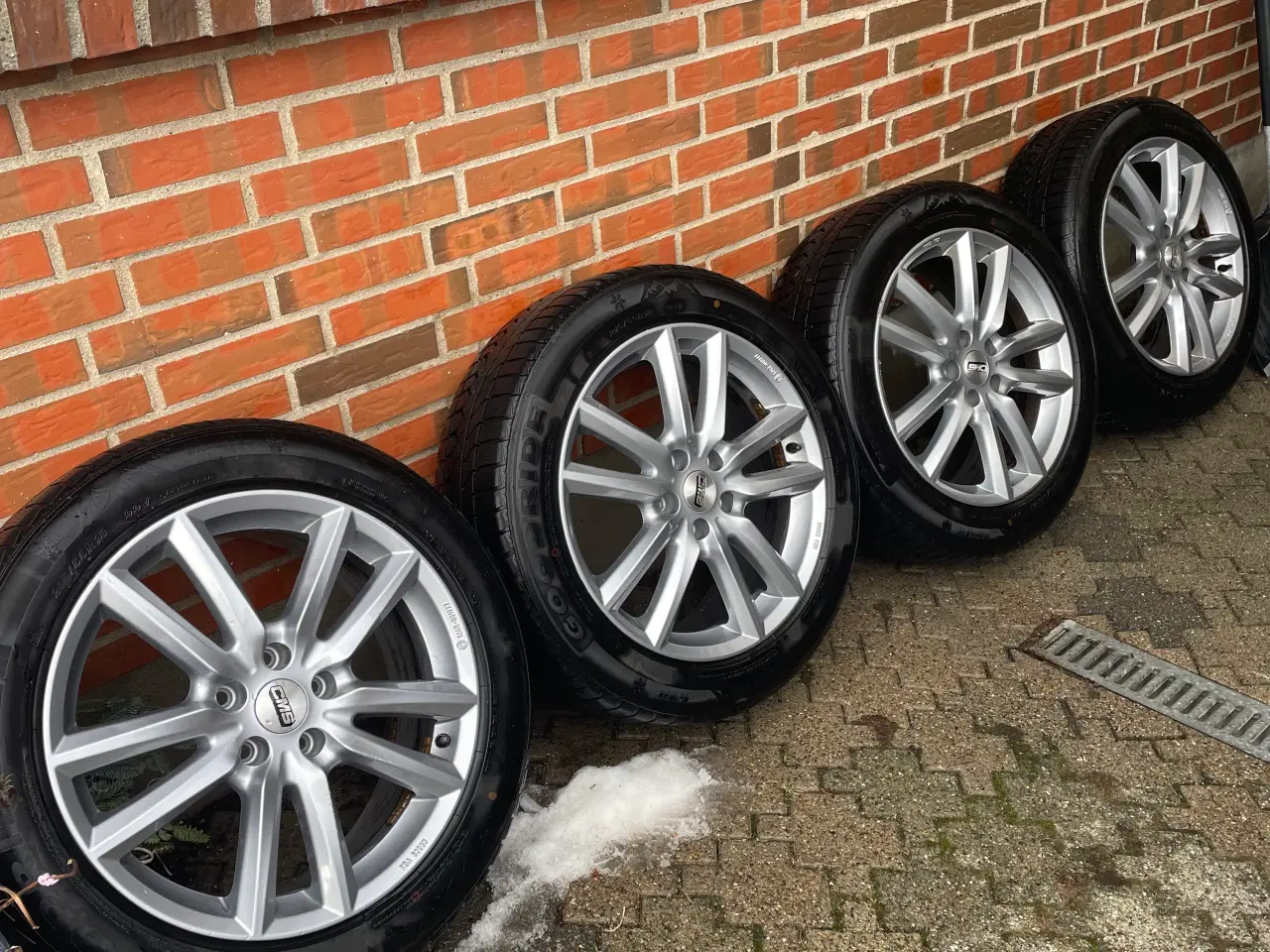 Billede 2 - 18” Alufælge med vinterdæk 215/55 18R. 