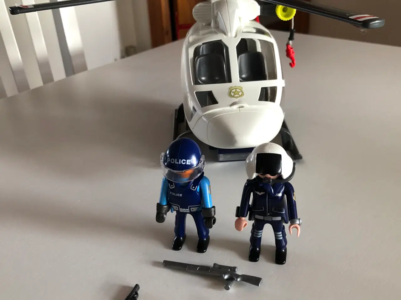 Billede 2 - Playmobil: Politiets helikopter med Led-lys (6921)