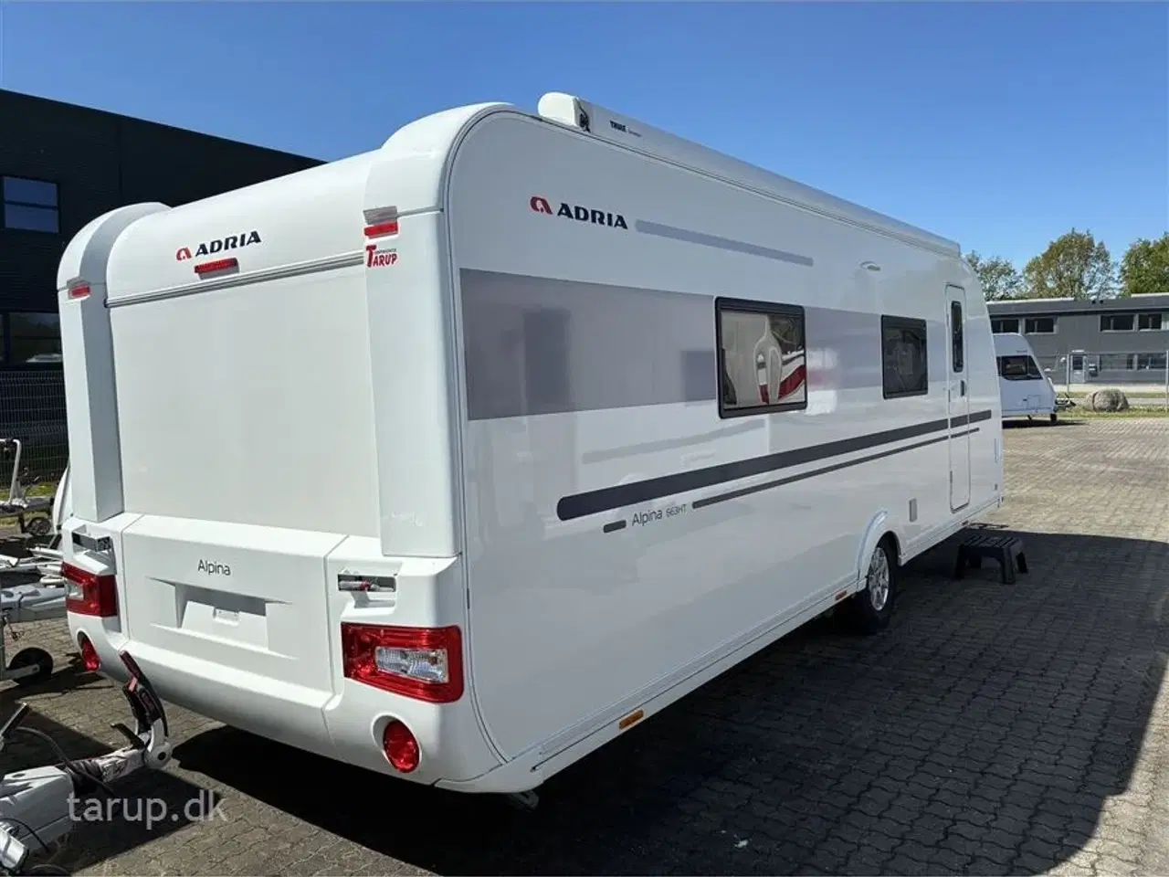Billede 2 - 2017 - Adria Alpina 663 HT   Mover, ALDE Centralvarme, vandbåren gulvvarme, sidesiddegruppe, panoramavindue, frontkøkken, endebadeværelse, stabilisator, markise