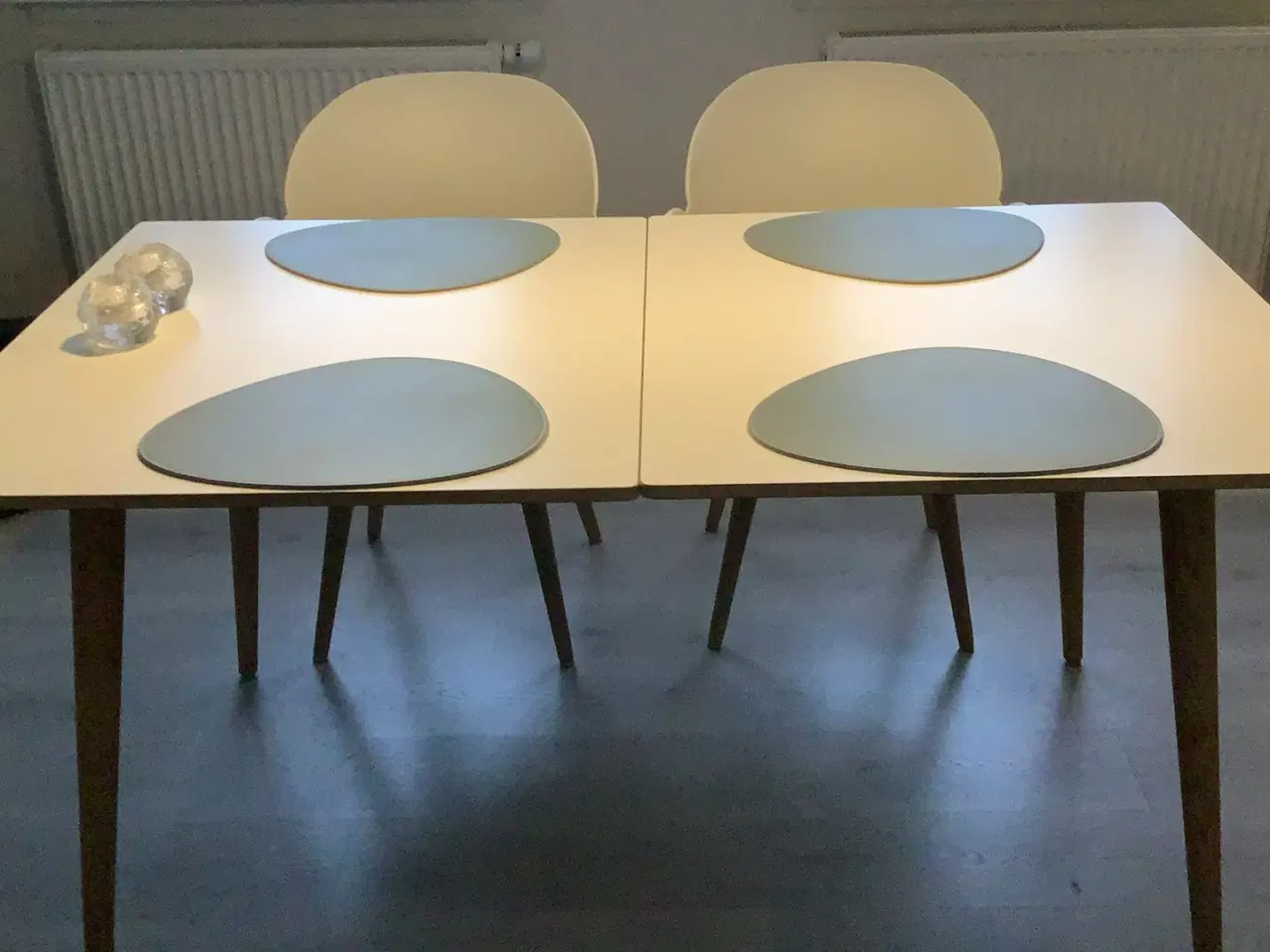 Billede 1 - Dansk designet Spisebord med 4 stk. Casø stole