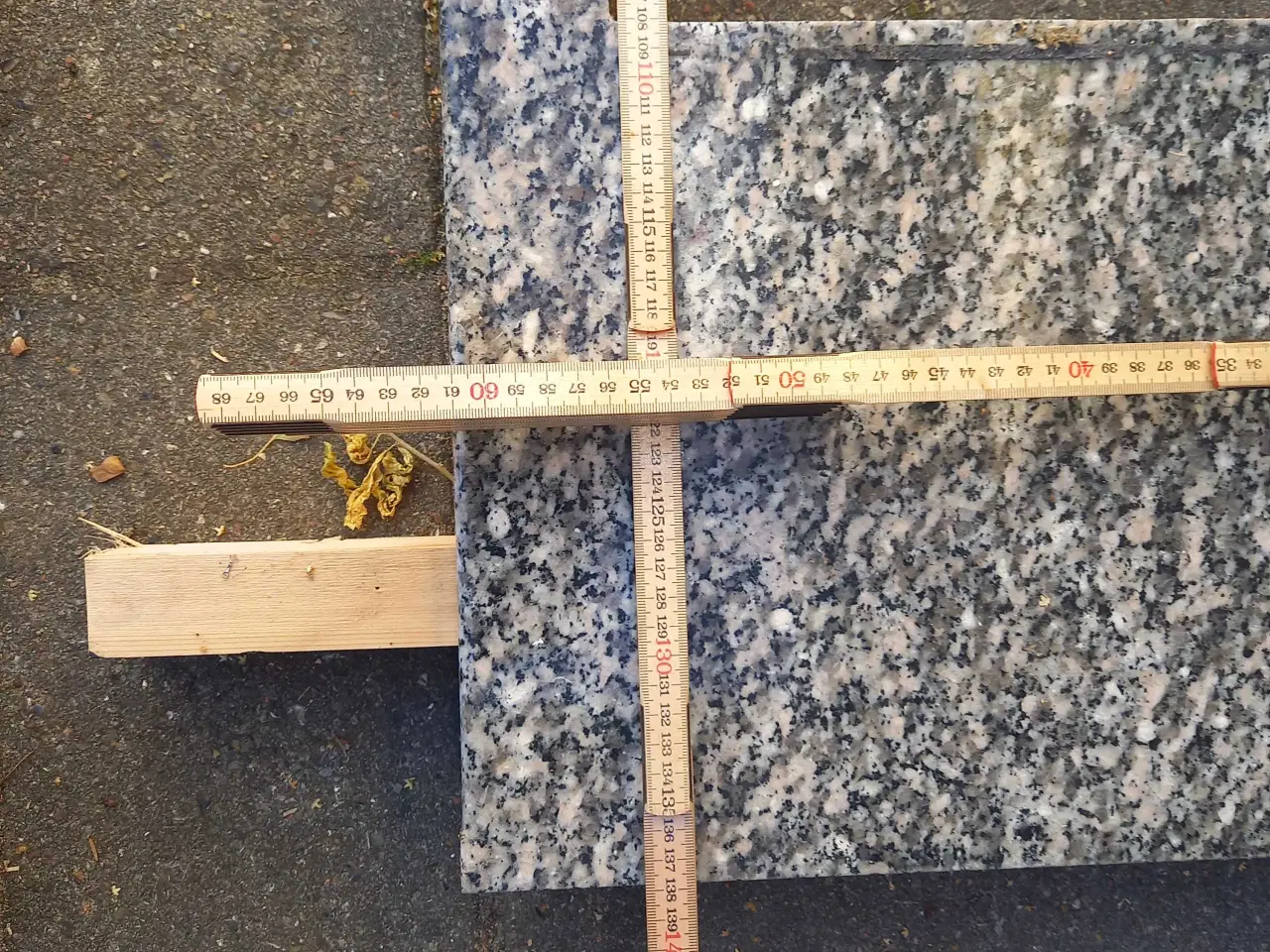 Billede 1 - Granit bordplade 1380 x 610 med hul til kogeplade