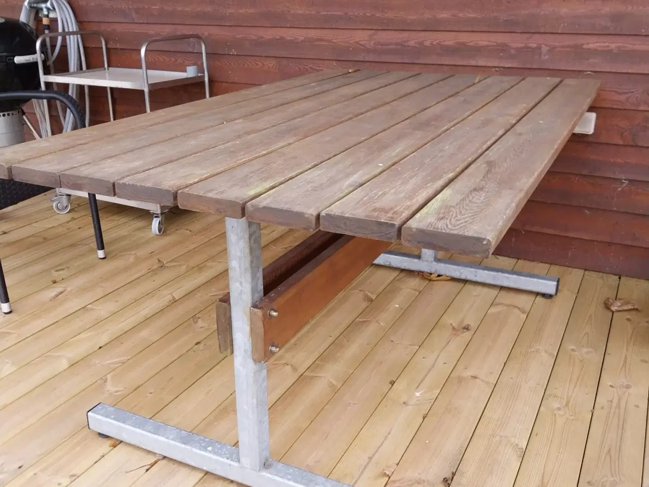 Billede 1 - Havebord i træ og metal sælges