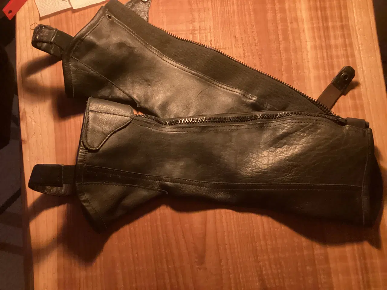 Billede 3 - Lækre skind leggings ,str M, kapsun, lædertøjler