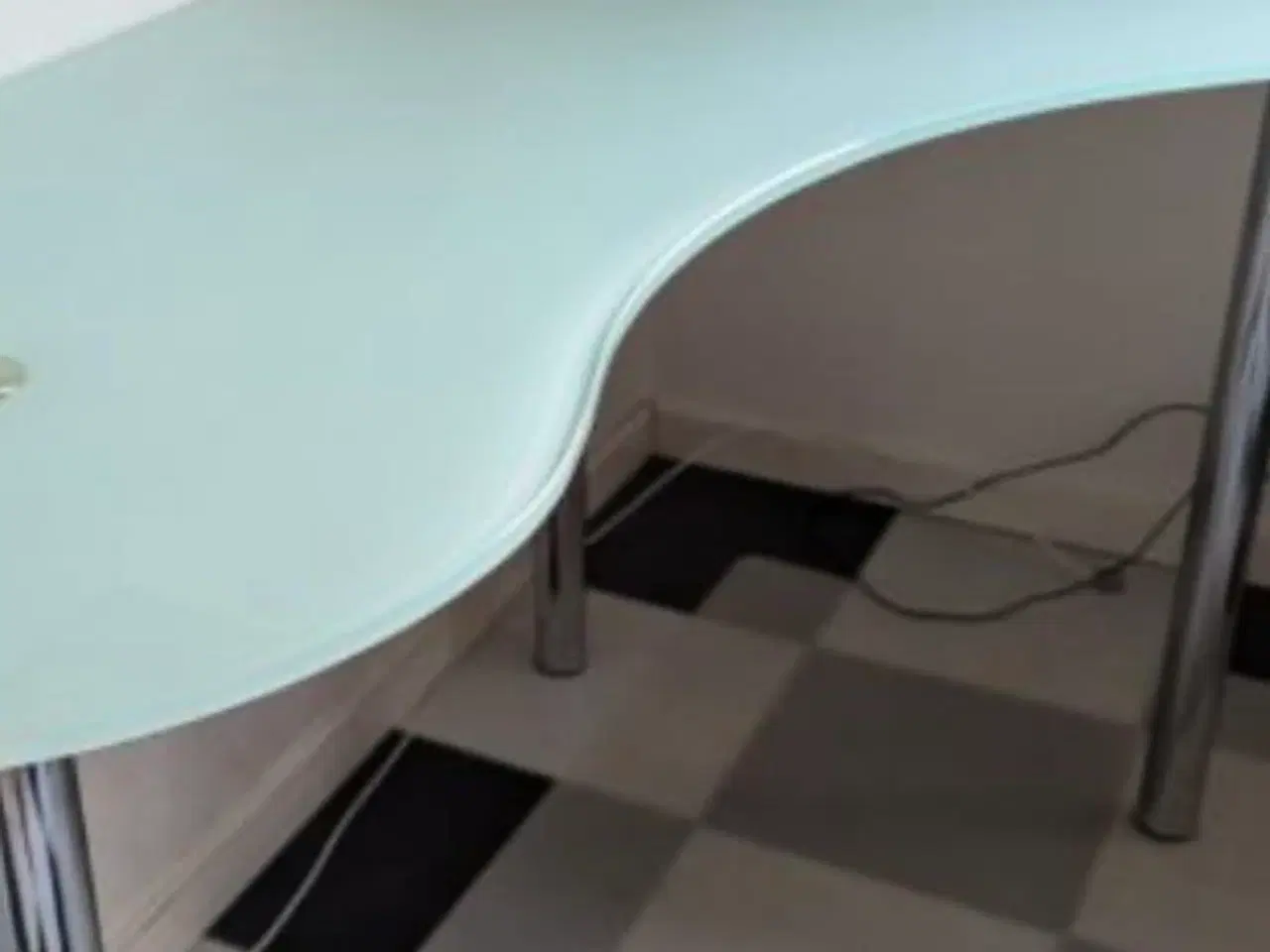 Billede 1 - 2 flotte glas skriveborde i flot design 