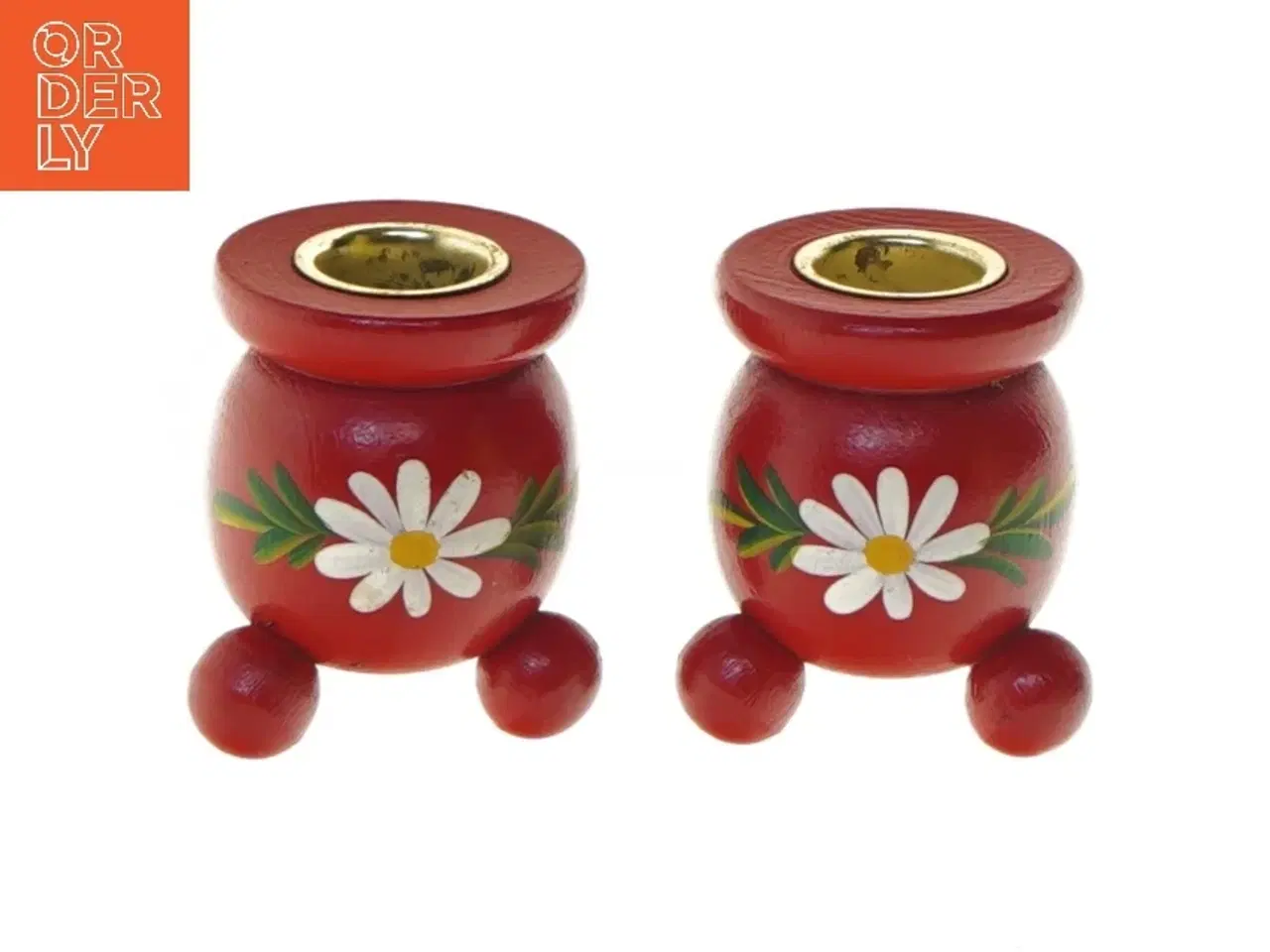 Billede 1 - Par røde lysestager med blomstermotiv (str. 7 cm)