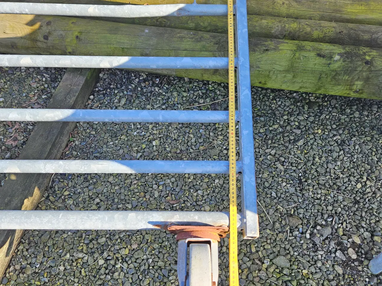 Billede 2 - Galvaniseret låger og plast trug  brugt til får...