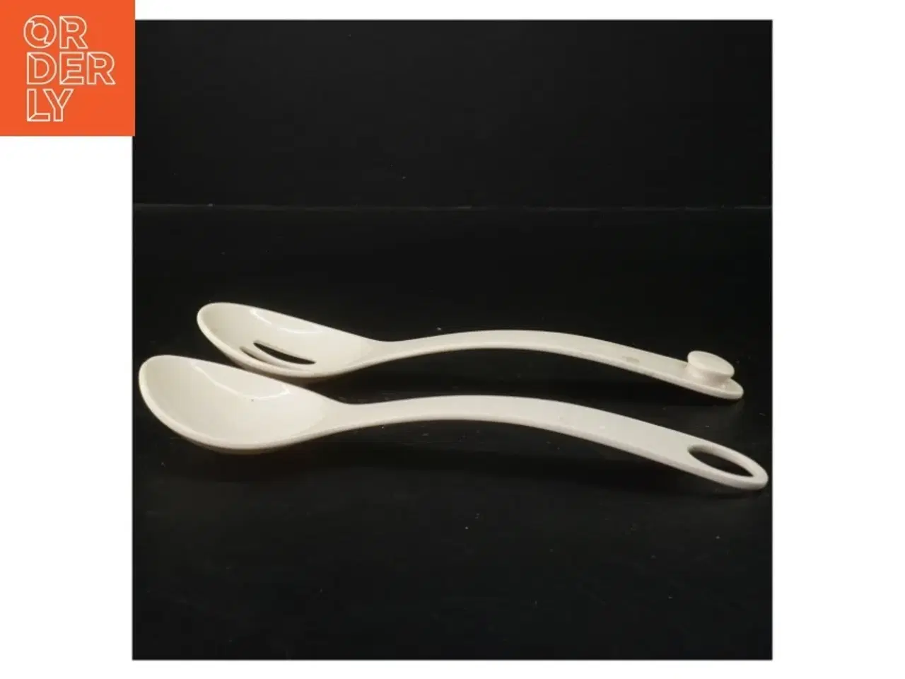 Billede 2 - Plastik serveringssæt med ske og hulske (str. 24x7 cm)