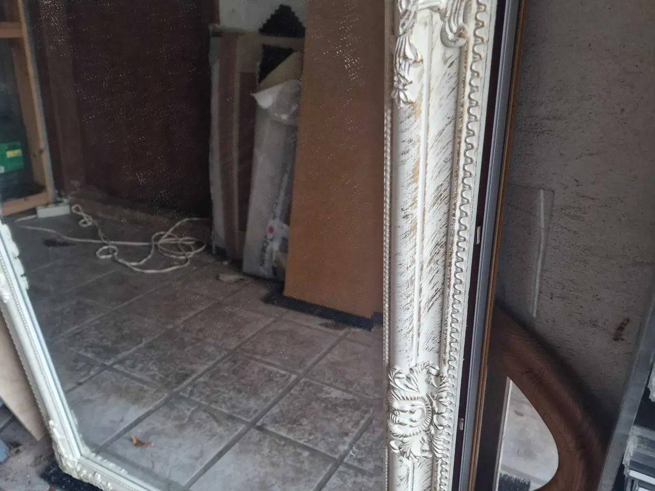 Billede 2 - Vægspejl i hvidt cisseleret træ