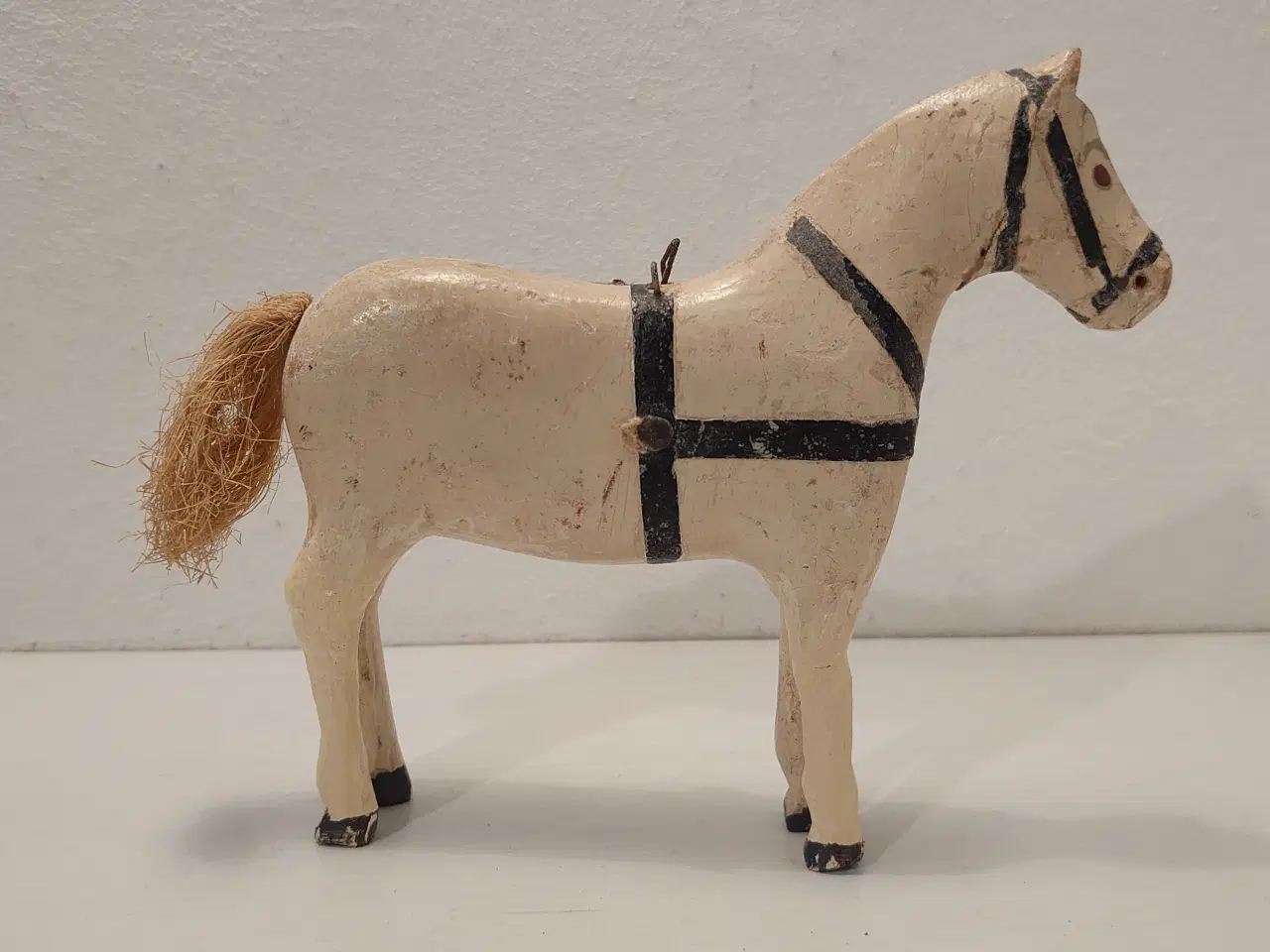 Billede 2 - Fængselslegetøj: Hvid hest, L 14,5 og H 14cm.
