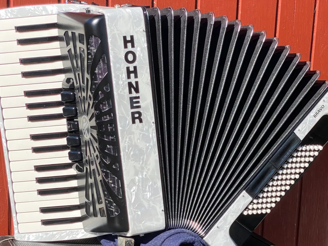 Billede 4 - 🎶 Hohner Bravo III 72 – Hvid Perlemor, 7,4 kg . 
